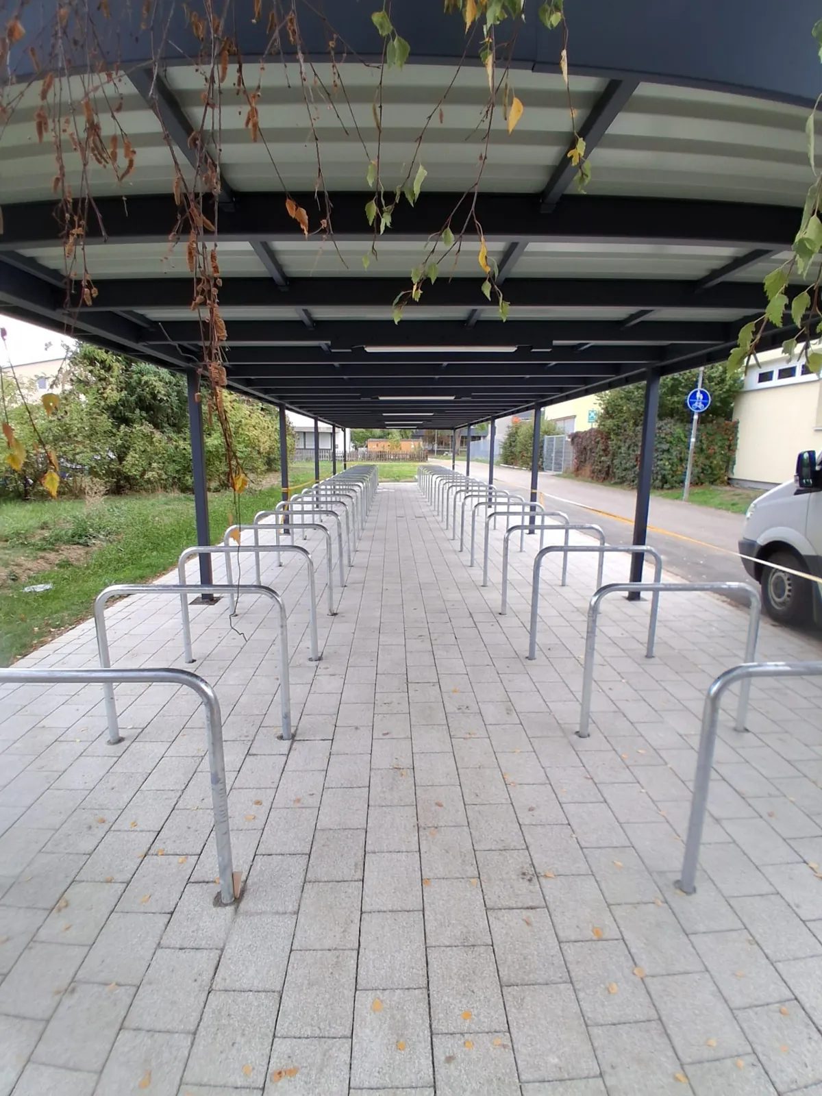 Fahrradüberdachung mit Fahrradbügeln und Pflasterbelag