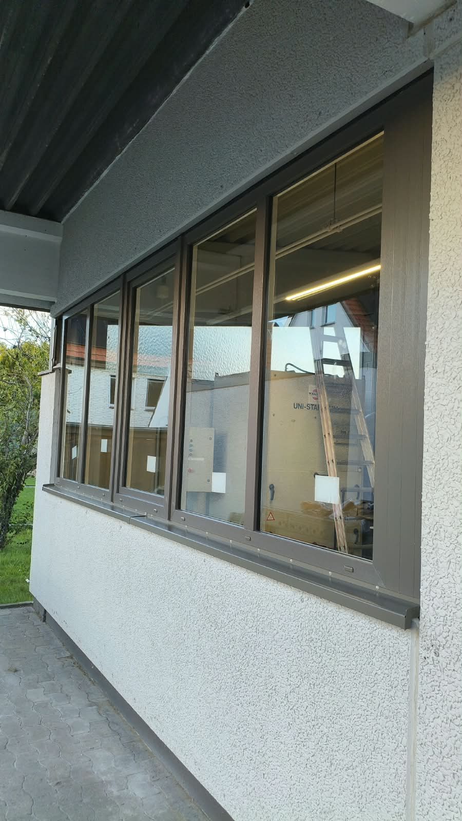 Neue Fenster in Braun mit Außenfensterbank an der Fassade eines Betriebsgebäudes in Bielefeld