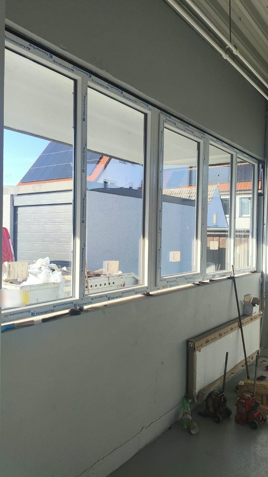 Innenansicht neu eingebauter Kömmerling-Kunststofffenster während der Montage